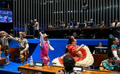 Dançarinos profissionais de quadrilha junina se apresentaram e pediram apoio à c