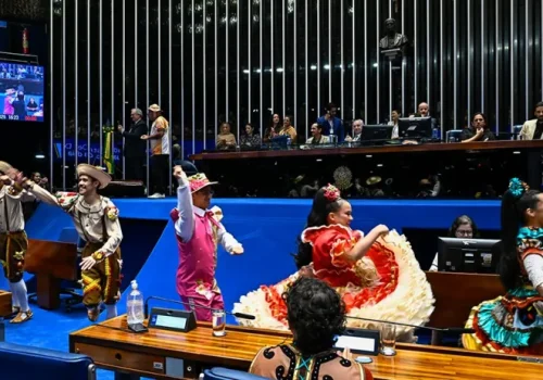 Dançarinos profissionais de quadrilha junina se apresentaram e pediram apoio à c
