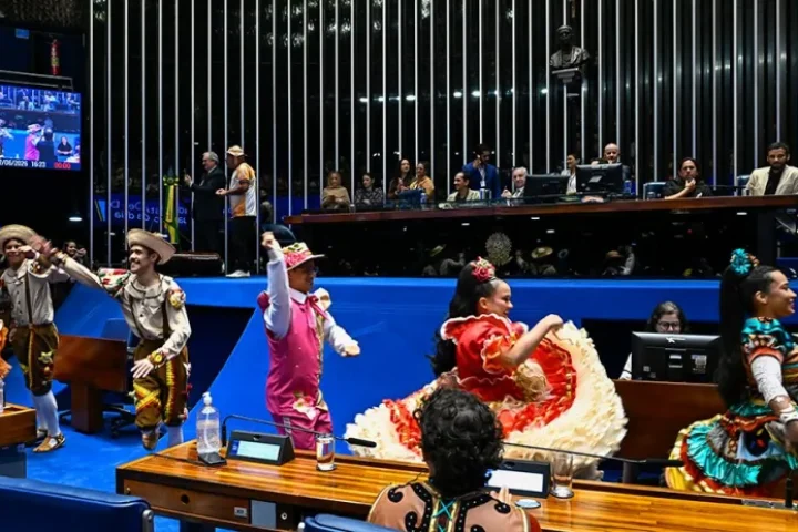 Dançarinos profissionais de quadrilha junina se apresentaram e pediram apoio à c