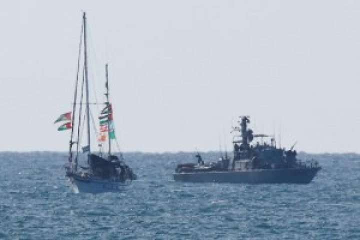 Navio da Marinha de Israel escolta embarcação da flotilha Global Sumud até o por