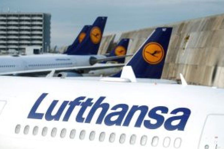 2026-03-27T162200Z_21978124_RC23DKAQ79P6_RTRMADP_3_LUFTHANSA-STRIKE_red