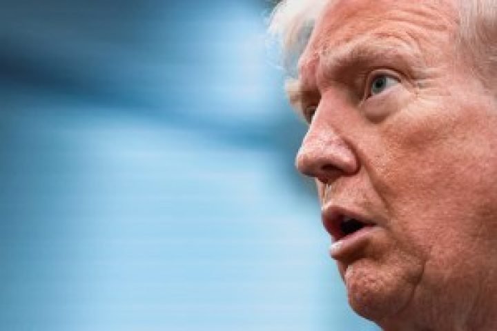 Foto: O presidente dos EUA, Donald Trump, reage enquanto responde a perguntas da