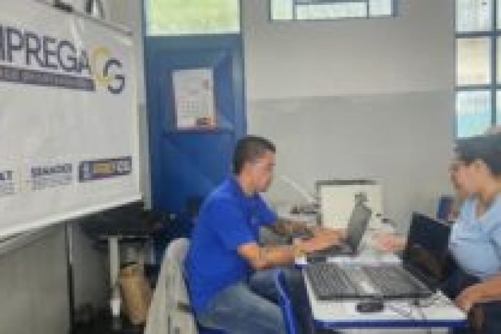A imagem mostra uma pessoa sendo atendida durante o Emprega CG — Foto: Prefeitur