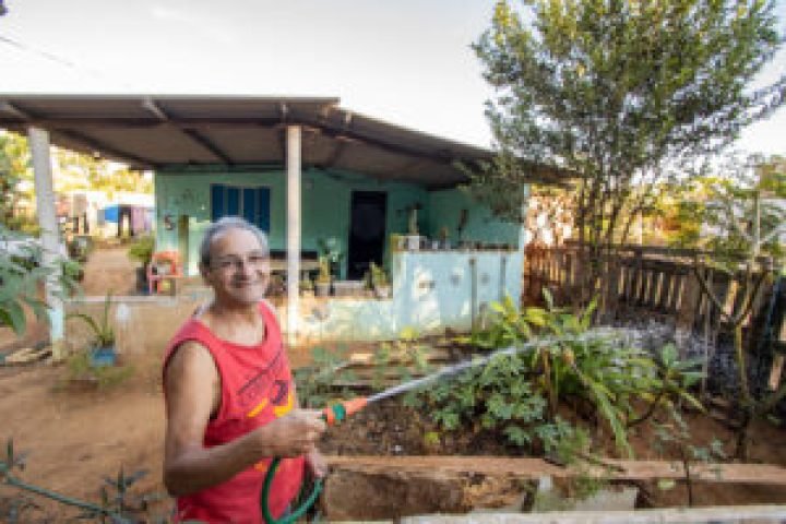 Homem regando plantas em frente à casa — Foto: Prefeitura de Campo Grande