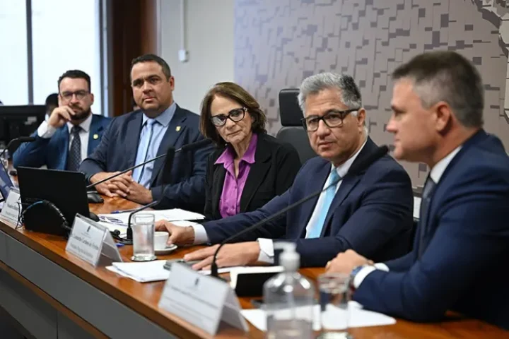 Foto: Da esquerda para a direita, os debatedores Nascimento, Bunn, Damares, Frei