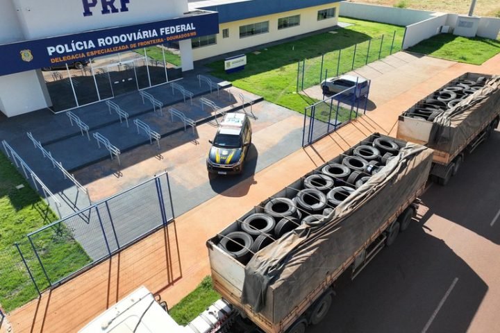 Foto: Caminhão levava carga irregular de pneus - Foto: PRF