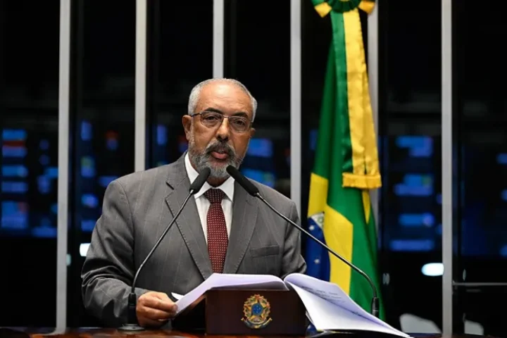 O senador Paulo Paim em discurso sobre a Síndrome de Down — Foto: O senador Paul