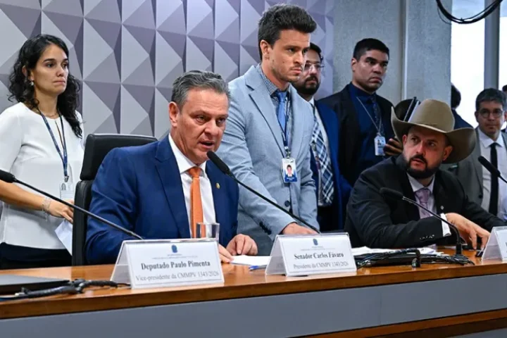 Foto: O presidente da comissão mista, senador Carlos Fávaro, e o relator do grup