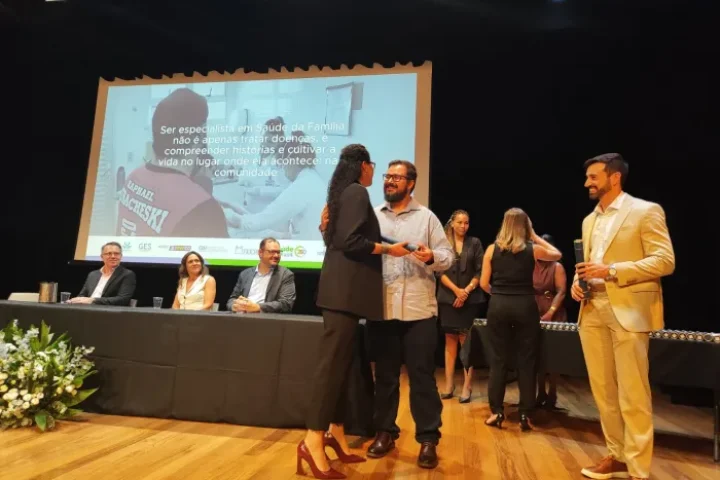 A imagem em destaque mostra uma das especialistas formadas no programa de residê