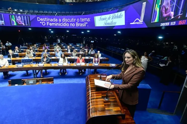 A senadora Augusta Brito discursa durante sessão de debate temático sobre o femi