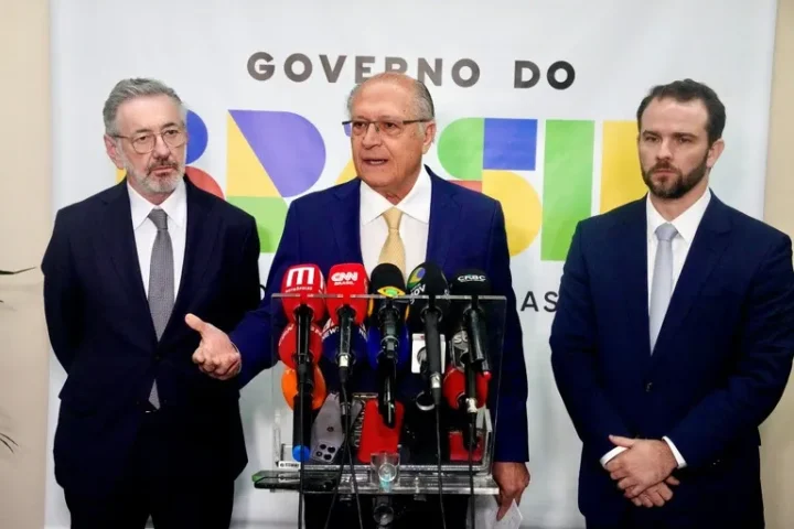 Vice-presidente Geraldo Alckmin e ministros Márcio Elias Rosa (E) e Dario Duriga