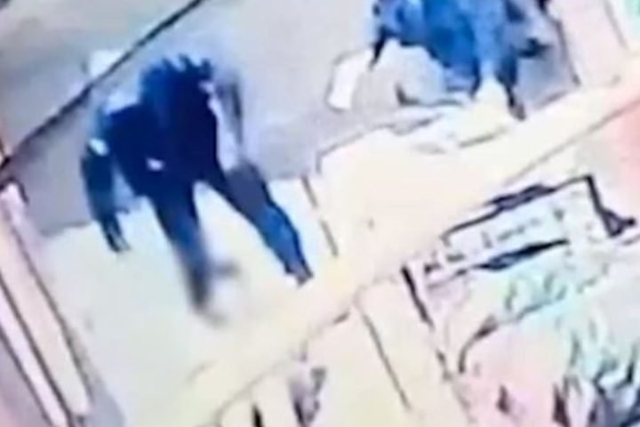 Abordagem-policial-Rafael-da-Silva-Costa-Foto-reproducao-cameras-de-seguranca