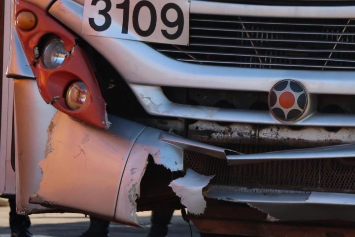 Ônibus que atingiu motociclista. — Foto: Ônibus que atingiu motociclista. (Foto: