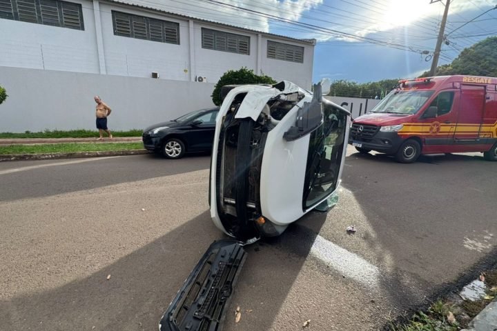 Foto: Carro tombou com impacto da colisão (Foto: Henrique Arakaki, Midiamax)