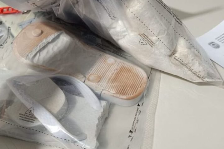 Droga estava escondida em chinelos. — Foto: Droga estava escondida em chinelos.
