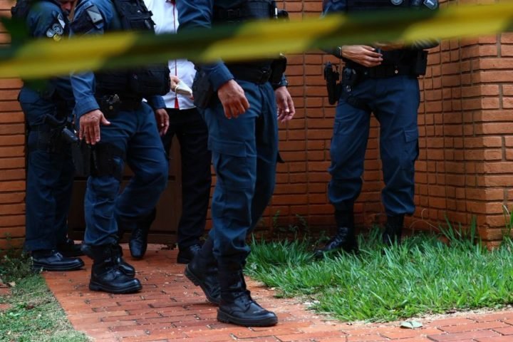 Foto: Equipes da PM no local de crime. (Foto: Henrique Arakaki, Midiamax)