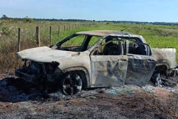 Caminhonete carbonizada na área rural de Coronel Sapucaia. — Foto: Caminhonete c