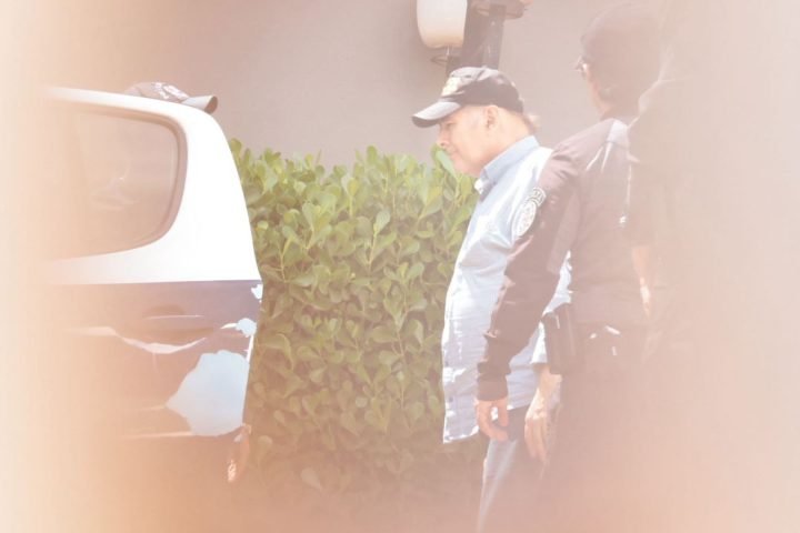 Foto: Alcides Bernal saindo da audiência de custódia. (Foto: Madu Livramento, Mi