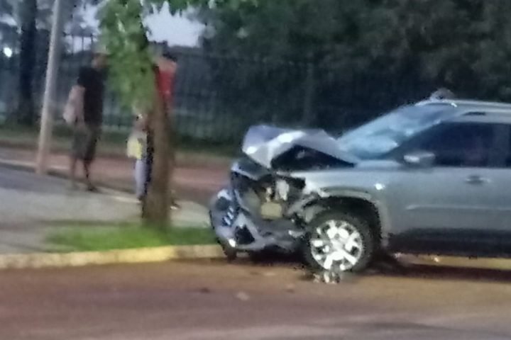 Frente da caminhonete destruída. — Foto: Frente da caminhonete destruída. (Foto: