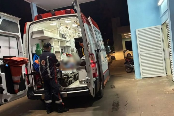 Foto: Motociclista foi socorrido pelo Samu. (Reprodução, Nova News)