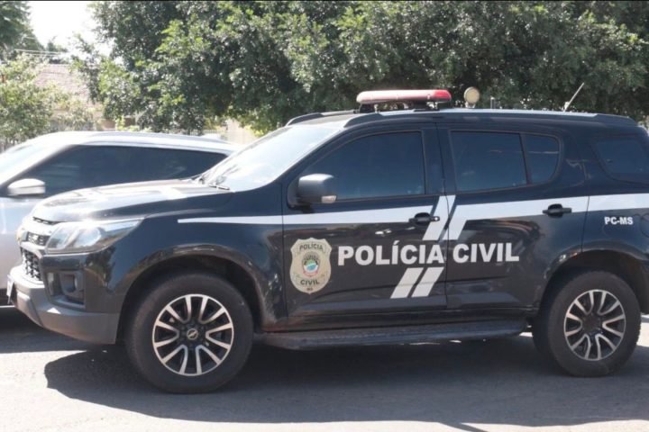 Viatura policial teve a lateral atingida por um veículo Sedan nesta quarta-feira