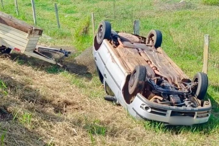 Com o capotamento, o veículo foi parar às margens da rodovia. — Foto: Com o capo