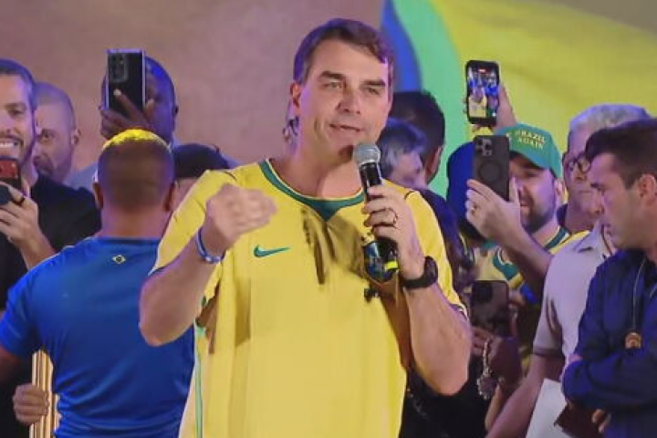Flavio-Bolsonaro-durante-3o-Seminario-Nacional-de-Comunicacao-do-PL