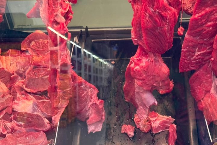 Carne foi apreendida — Foto: Carne foi apreendida (Pietra Dorneles, Midiamax)