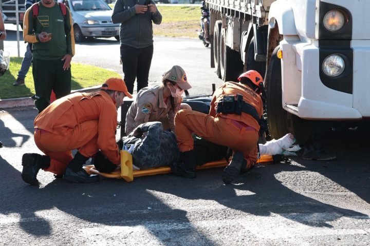 Com pé enfaixado, motociclista é socorrido pelo Corpo de Bombeiros — Foto: Com p