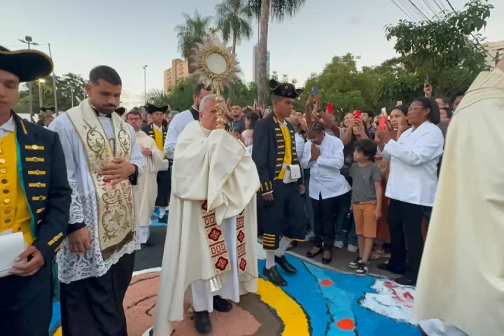 Arcebispo de Campo Grande, Dom Dimas Lara Barbosa presidiu a missa — Foto: Arceb