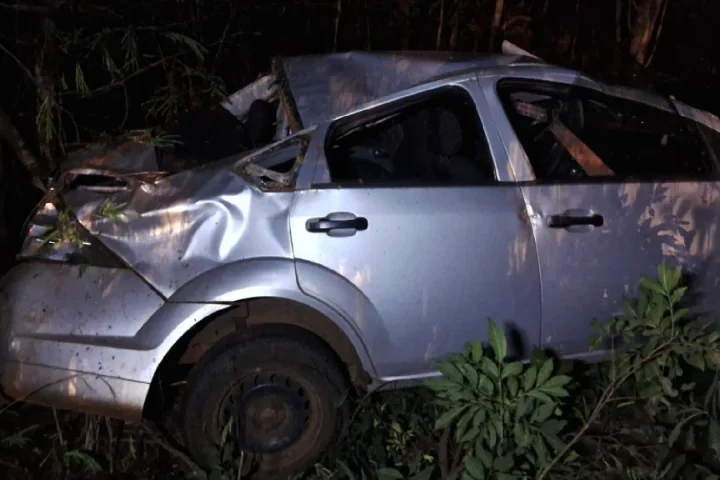 Carro capotou e motorista foi arremessado — Foto: Carro capotou e motorista foi