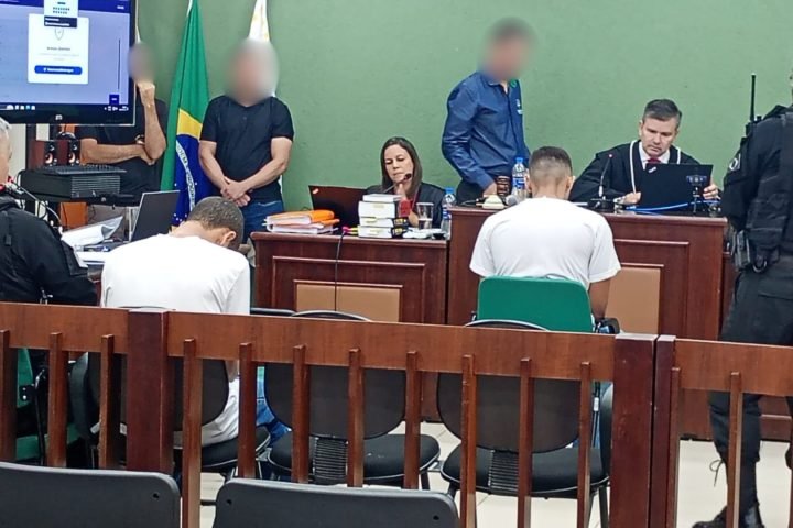 Os acusados se sentaram no banco dos réus nesta terça-feira. — Foto: Os acusados
