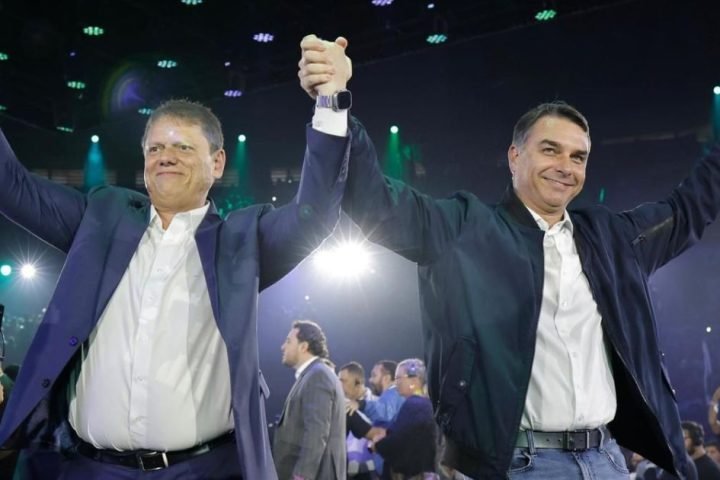 Tarcisio-de-Freitas-e-Flavio-Bolsonaro
