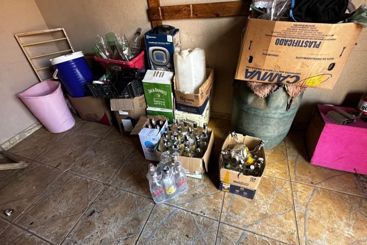 Foto: Garrafas de bebidas apreendias em condições irregulares - Foto: Fala Povo
