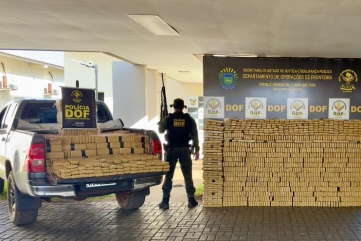 Foto: Drogas e caminhonete apreendidas. (Foto: Divulgação/DOF)