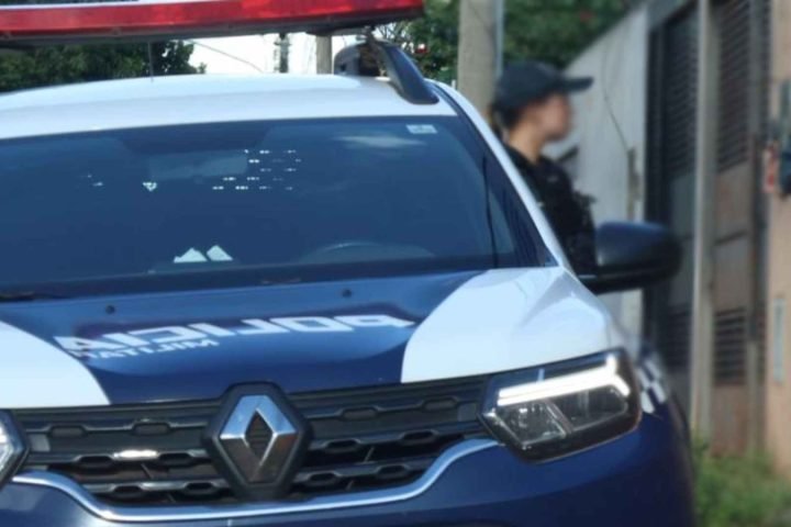 Foto: Equipes da Polícia Militar na rua. (Foto: Madu Livramento, Midiamax)