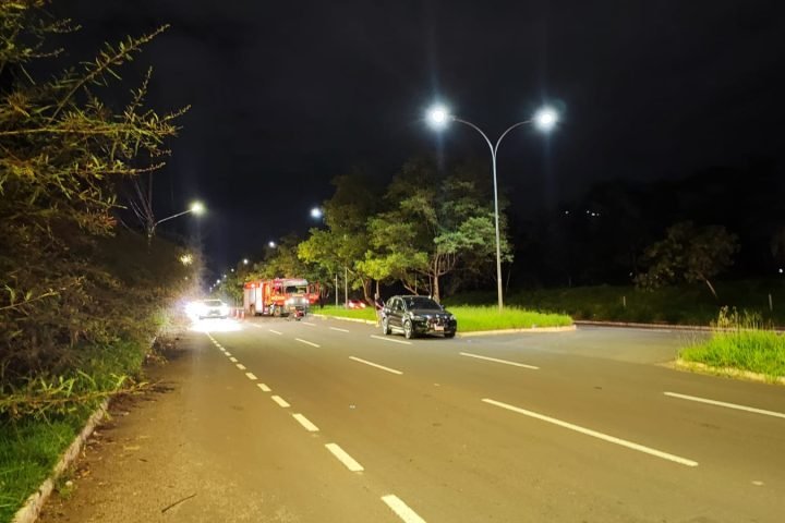 Bombeiros socorrem a vítima. — Foto: Bombeiros socorrem a vítima. (Fala Povo, Jo