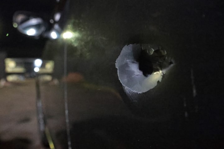 Foto: Veículo atingido a tiro durante fuga dos bandidos (Foto: Madu Livramento/M