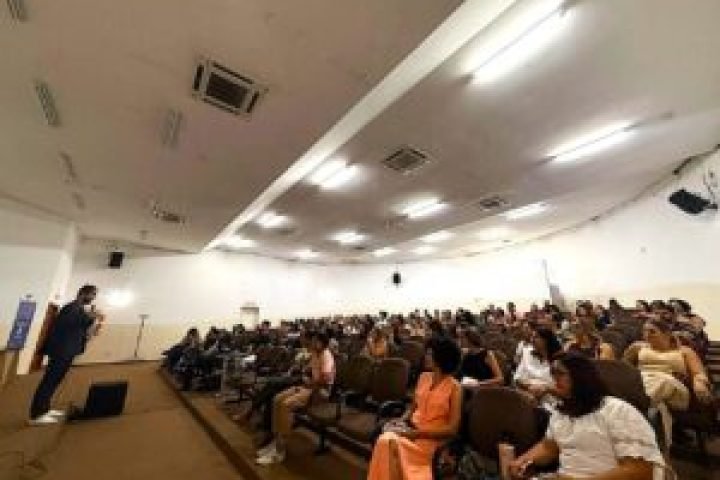 #PraTodosVerem: A imagem mostra os professores em formação continuada