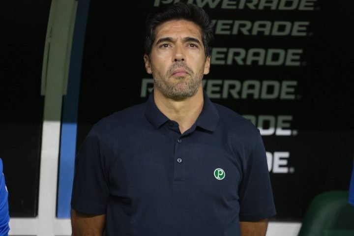 abel-ferreira-e-punido-com-dois-jogos-de-suspensao-por-chute-em-microfone