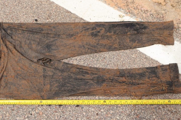 Calça possivelmente da vítima. — Foto: Calça possivelmente da vítima. (Reproduçã