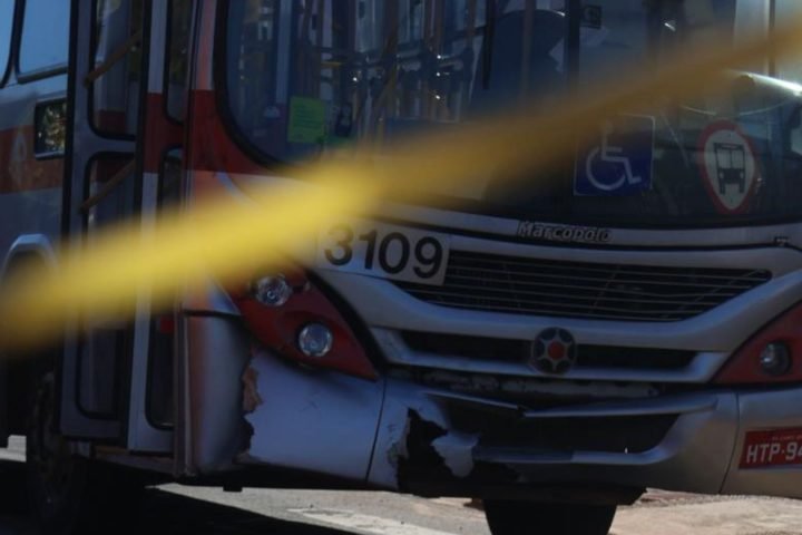 Motorista do ônibus teria furado o sinal vermelho. — Foto: Motorista do ônibus t