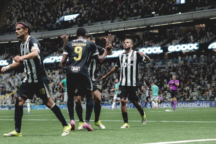 Jogadores comemoram gol contra o Juventud — Foto: Jogadores comemoram gol contra