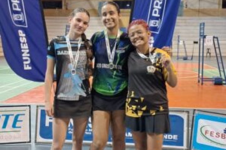 A imagem em destaque mostra três atletas com suas medalhas no pescoço — Foto: Pr