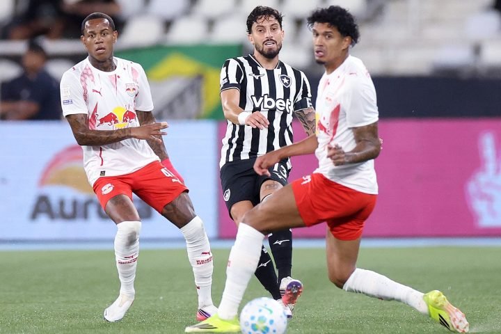 botafogo-busca-empate-com-bragantino-em-jogo-com-expulsao-e-gol-contra
