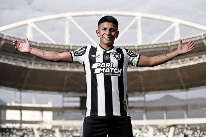 Thiago Almada e o troféu da Libertadores do Botafogo — Foto: Thiago Almada e o t