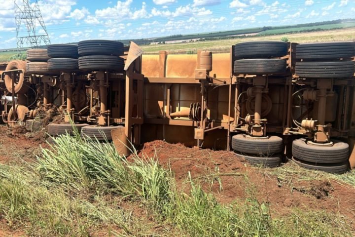 Foto: Carreta estava a caminho de Chapadão do Sul. (Foto: Reprodução/BNC Notícia
