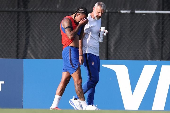 Malo Gusto saiu machucado do jogo-treino da França — Foto: Malo Gusto saiu machu