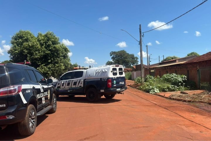 PM continua no local para preservação da cena do crime — Foto: PM continua no lo