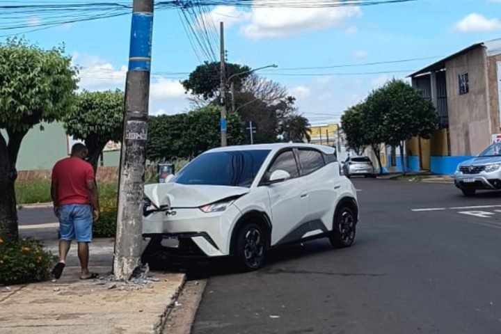 Com o impacto, estrutura ficou levemente entortada. (Foto: Fala Povo Midiamax)